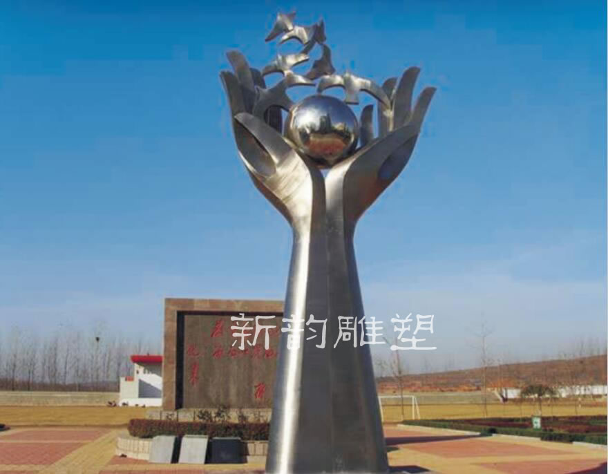 長(zhǎng)沙玻璃鋼雕塑 vs 不銹鋼雕塑：如何根據(jù)需求做出正確選擇？